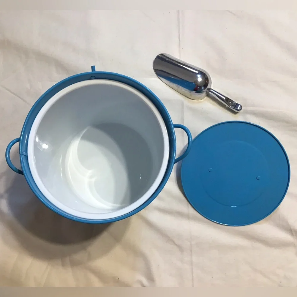 Blue Insulated Ice Bucket With Lid and Scoop